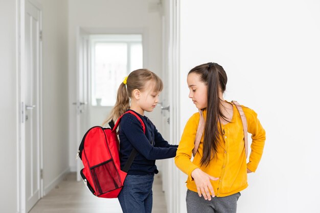 Twee leerlingen van de basisschool, terug naar school.