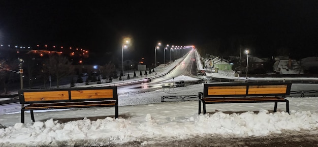 Twee lege banken in het winterpark achtergrond ontspannen plaats in de buurt van het winter stadsbeeld