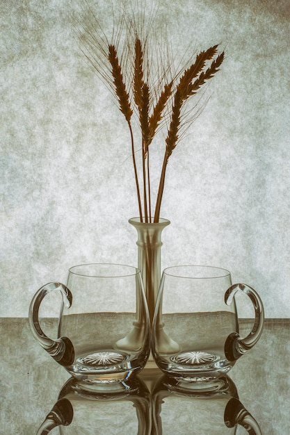 Twee lege bierglazen op de achtergrond van een vaas met gersteoren