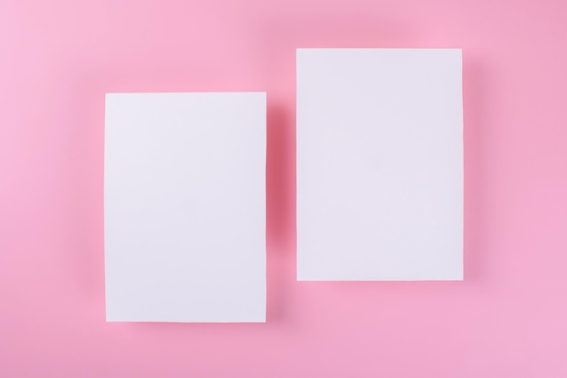 Twee lege bruiloft uitnodiging briefpapier kaart mockup op roze achtergrond vrouwelijke blog x