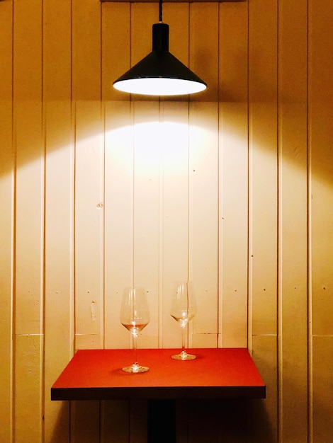 Twee lege glazen in het licht van een denkbeeldig podium vertellen een verhaal.