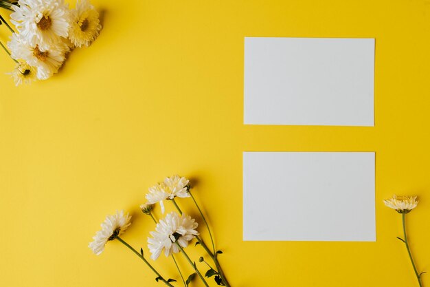 Foto twee lege kaarten met bloemen op een gele achtergrond