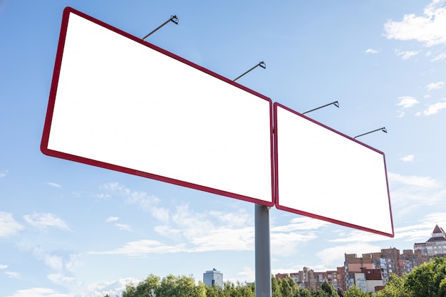 Twee lege reclameborden aan de rand van de stad