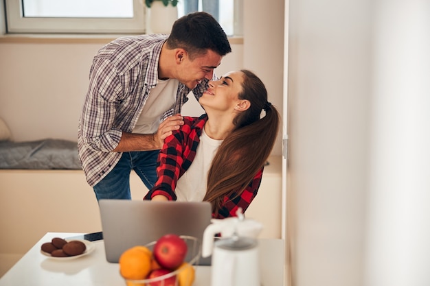 Twee liefdevolle mensen die naar elkaar kijken