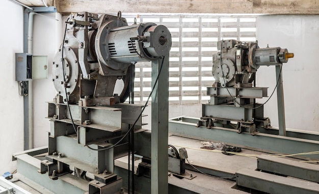 Twee liftmotor in liftmachinekamer