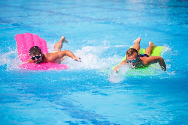 Twee mannen baden in het zwembad en ontspannen