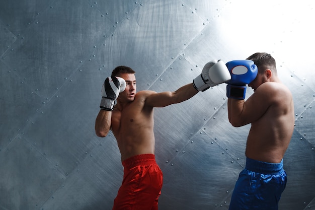 Twee mannen boksers vechten muay thai boksen backfist