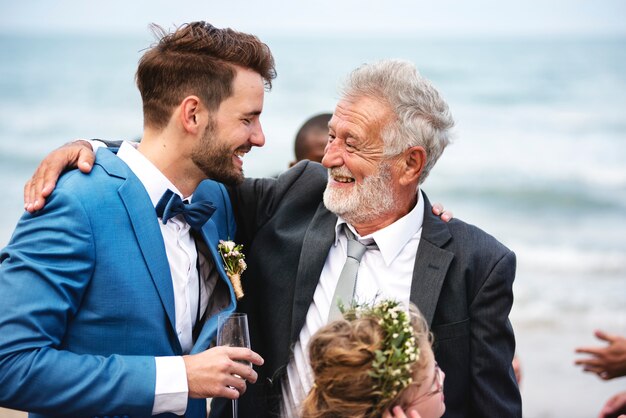 Twee mannen die bij strand een strandhuwelijk koesteren