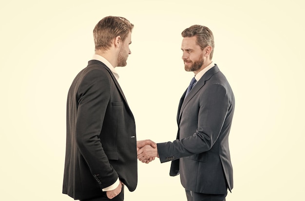 Twee mannen die zakenlieden de hand schudden bij het ontmoeten van baas en werknemerspartners na zakelijke deal