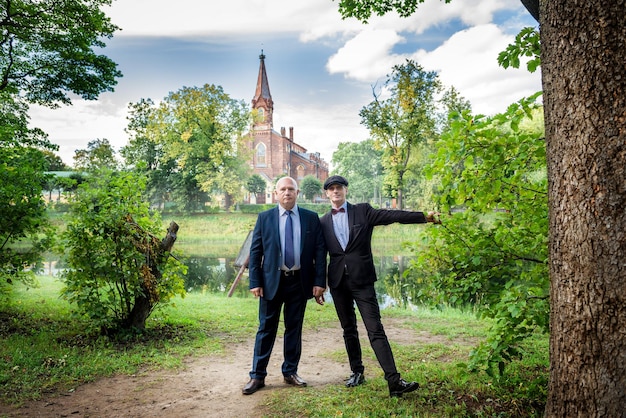 Twee mannen in een zomerpark