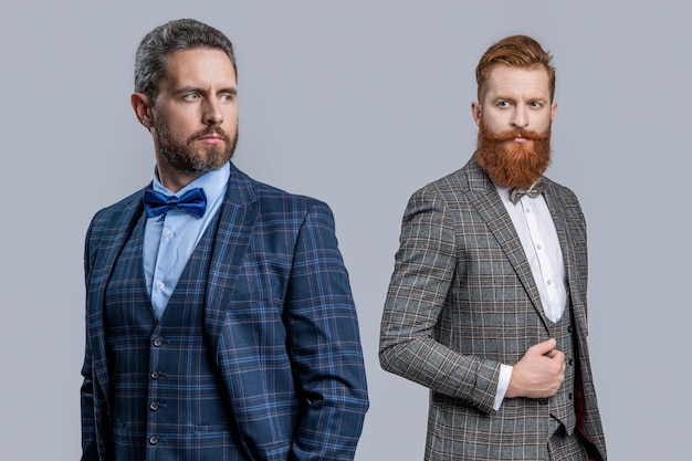 Twee mannen in smoking bowtie studio shot van mannen die bowtie en smoking elegante mannen dragen