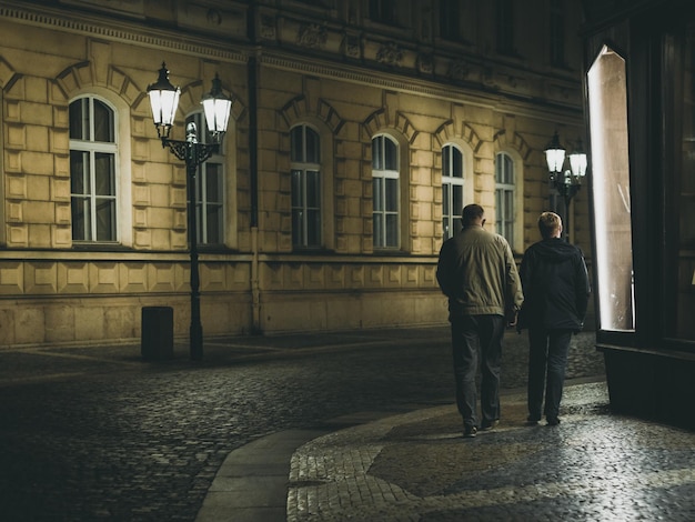 Twee mannen lopen 's nachts door de oude stad