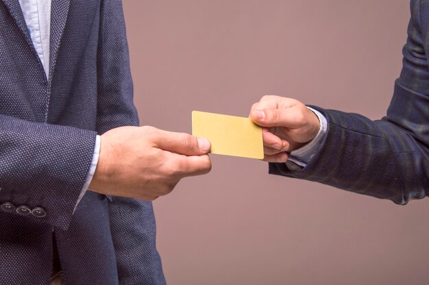 Twee mannen met de kaart in handen van