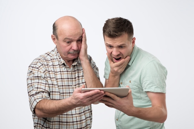 Twee mannen op zoek naar internet voor het laatste nieuws