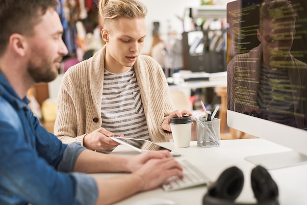 Twee mannen schrijven programmacode