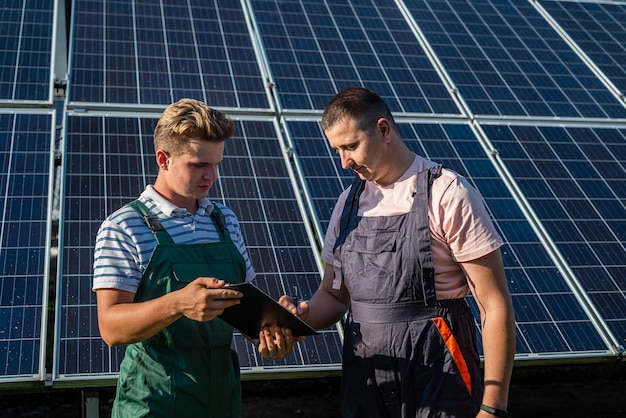 Twee mannen tegen zonnepanelen maken akkoord over installatie station