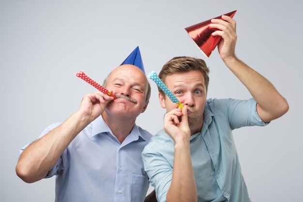 Twee mannen vader en zoon hebben plezier op verjaardagsfeestje Concept van verjaardag