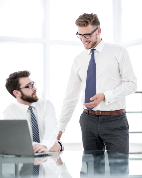 Twee medewerkers bespreken zakelijke problemen in de buurt van het kantoor Deskbusiness concept