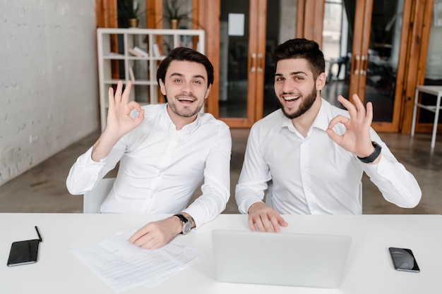 Twee medewerkers bespreken zaken op kantoor