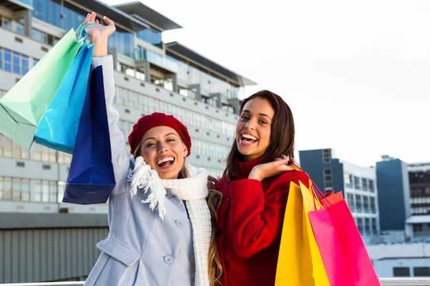 Twee meisjes die buiten boodschappen doen