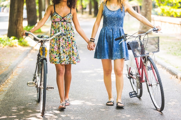 Twee meisjes die op de handen van de straatholding lopen