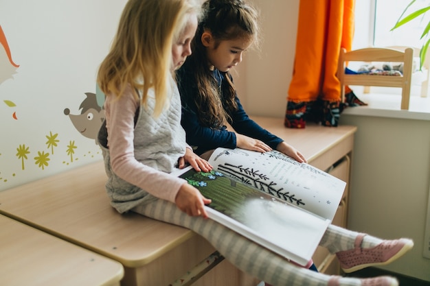 Foto twee meisjes en boek