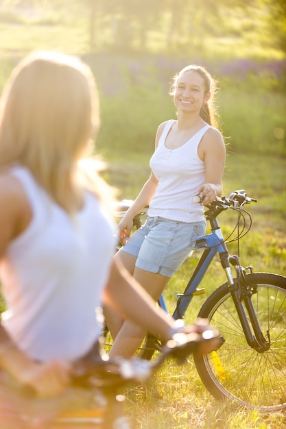 Twee meisjes glimlachen