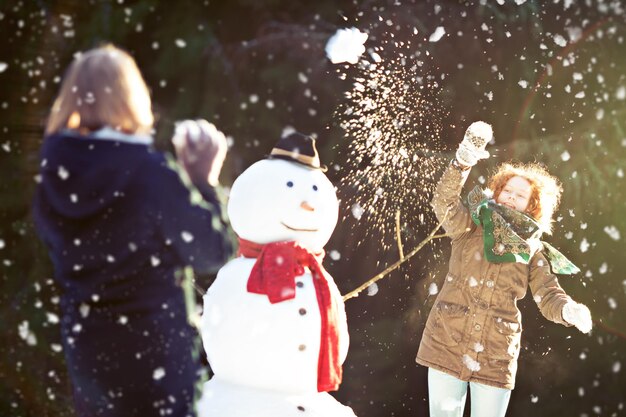 Twee meisjes hebben sneeuwballengevecht