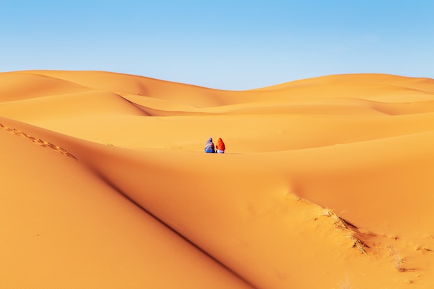 Twee meisjes in hoofddoek in de Sahara woestijn.