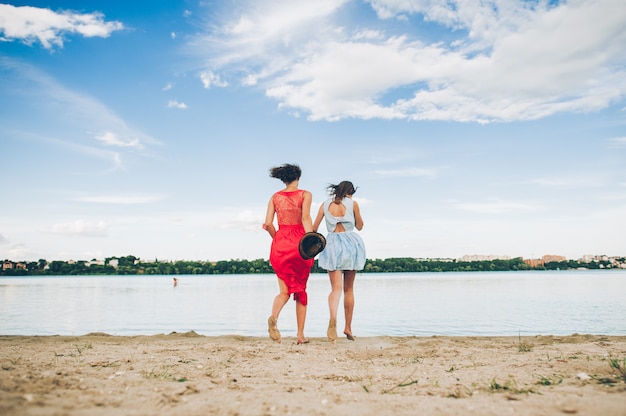 Twee meisjes komen water tegen