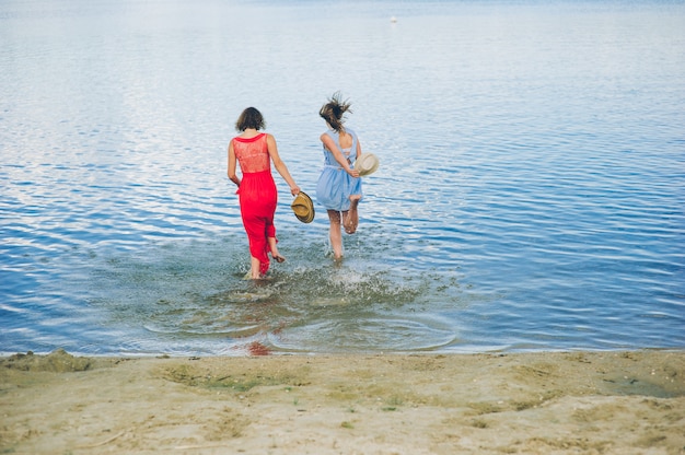 Twee meisjes komen water tegen