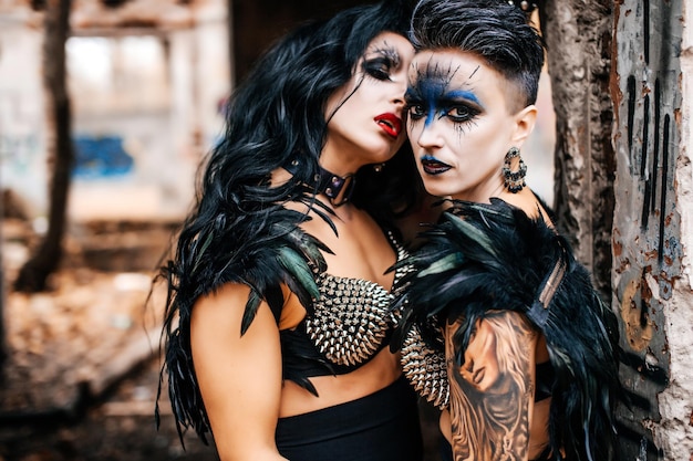 Twee meisjes met griezelige make-up in carnavalskostuums zijn beangstigend Een Halloween-feest