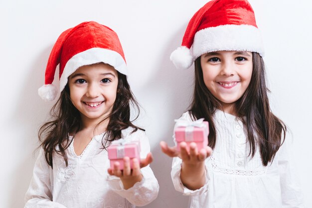 Twee meisjes poseren voor Kerstmis en Nieuwjaars vakantie