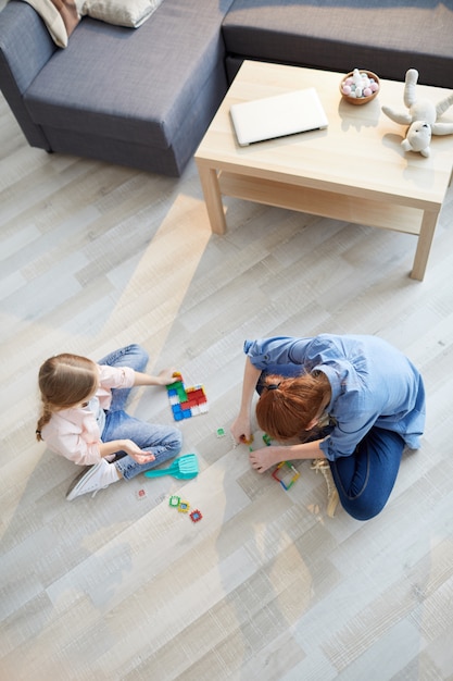 Twee meisjes spelen boven weergave