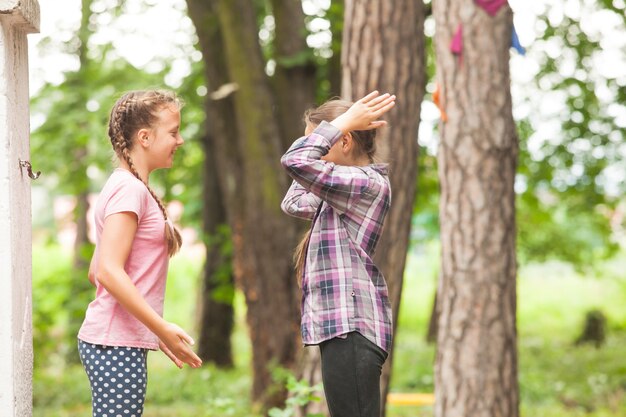 Twee meisjes spelen