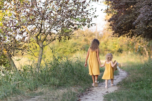 Twee meisjes, zeven jaar oud en één leeftijd, buiten