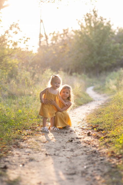 Twee meisjes, zeven jaar oud en één leeftijd, buiten