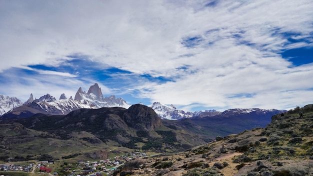 Twee mensen die de berg beklimmen met Fitz Roy op de achtergrond