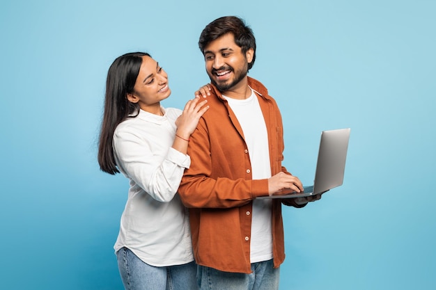 Twee mensen die samen op een laptop browsen