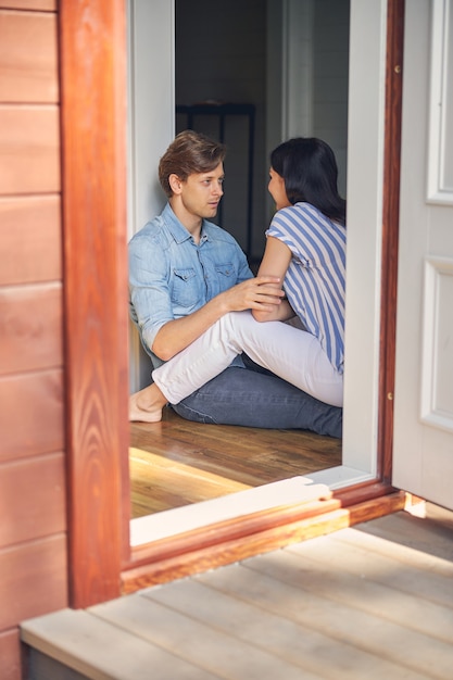 twee mensen die samen tijd doorbrengen in hun moderne huis terwijl ze naar elkaar kijken