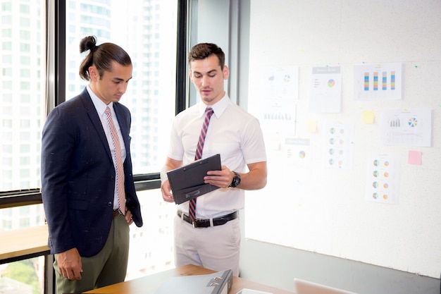 twee mensen die werk in de vergaderruimte bespreken