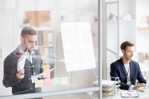 Twee mensen die werkzaam zijn in Office