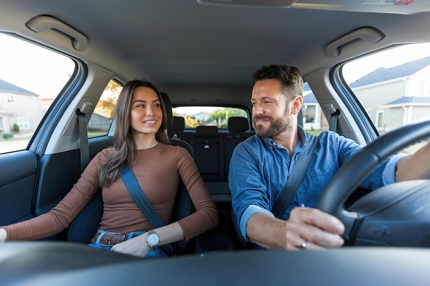 Twee mensen genieten van een rit in een auto