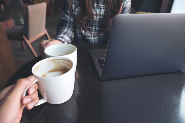 twee mensen rammelende koffiekop