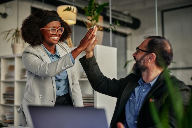 Twee mensen uit het bedrijfsleven highfive Job goed gedaan