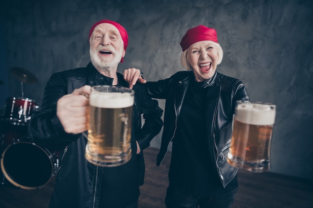 Twee mensen vrienden gepensioneerde dame man rockgroep houd bierglas vast