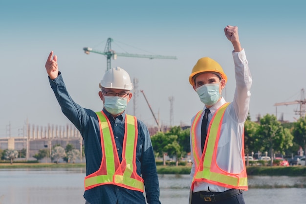 Twee mensen werken aan de bouw van de site en praten dan over een bouwproject