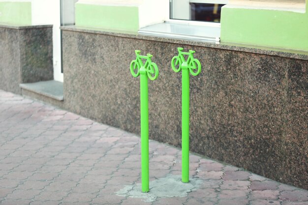 Twee metalen fietsenstallingen op straat