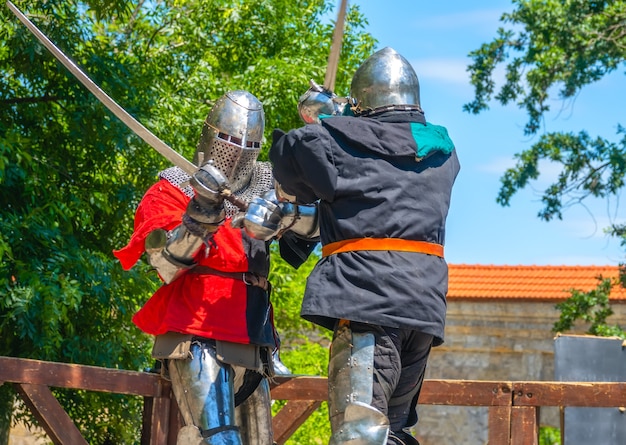 Twee middeleeuwse soldaten vechten met zwaarden