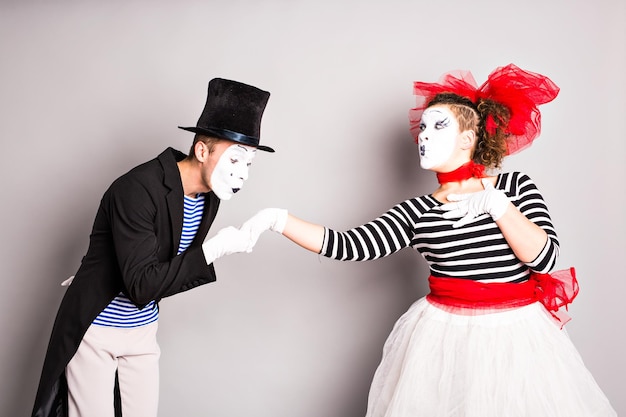 Twee mime, pantomimehart, valentijnsdagconcept, April Fools Day-concept